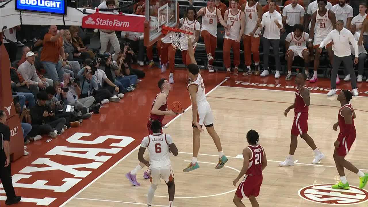 Texas' Kadin Shedrick puts defender on a poster