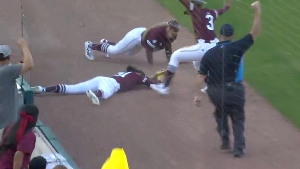 Texas A&M's Eschete makes incredible catch after colliding with wall