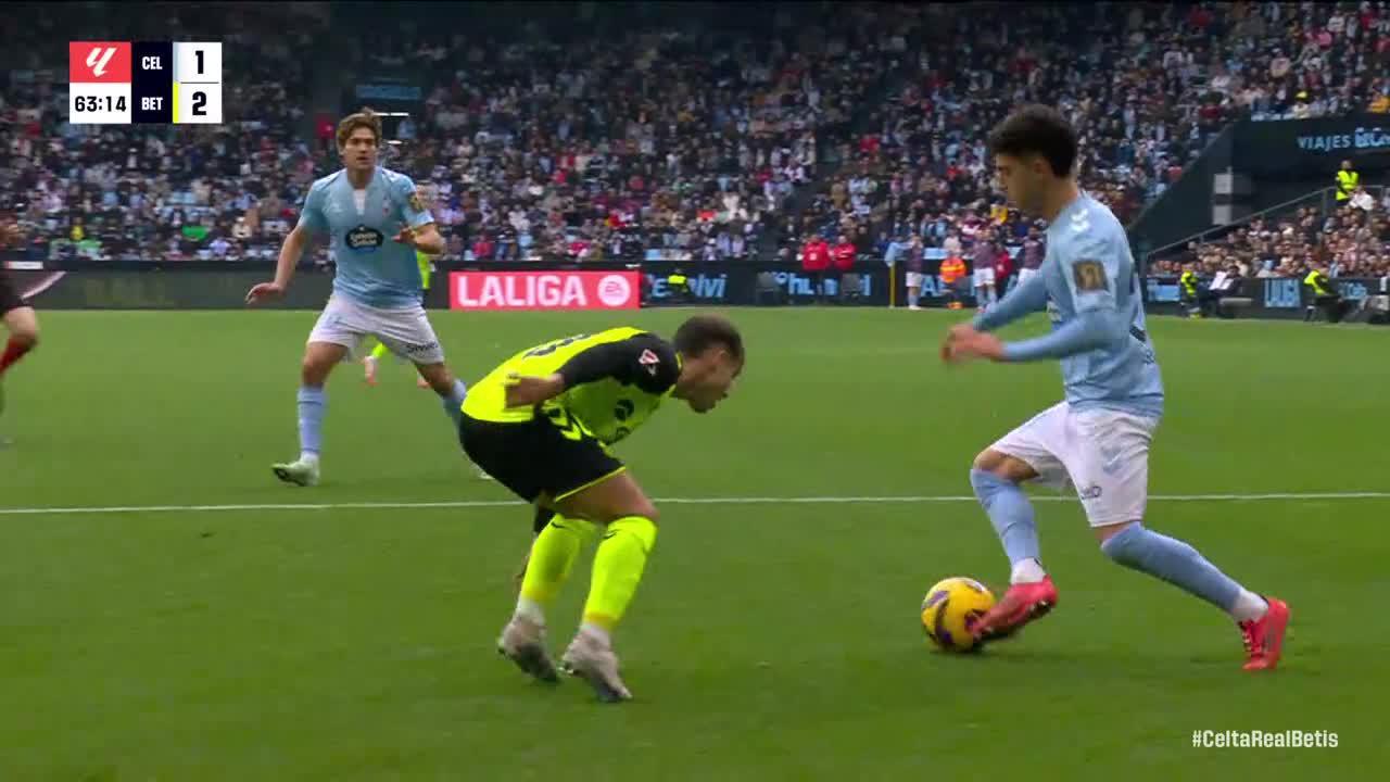 Fran Beltrán slots in the goal for Celta Vigo