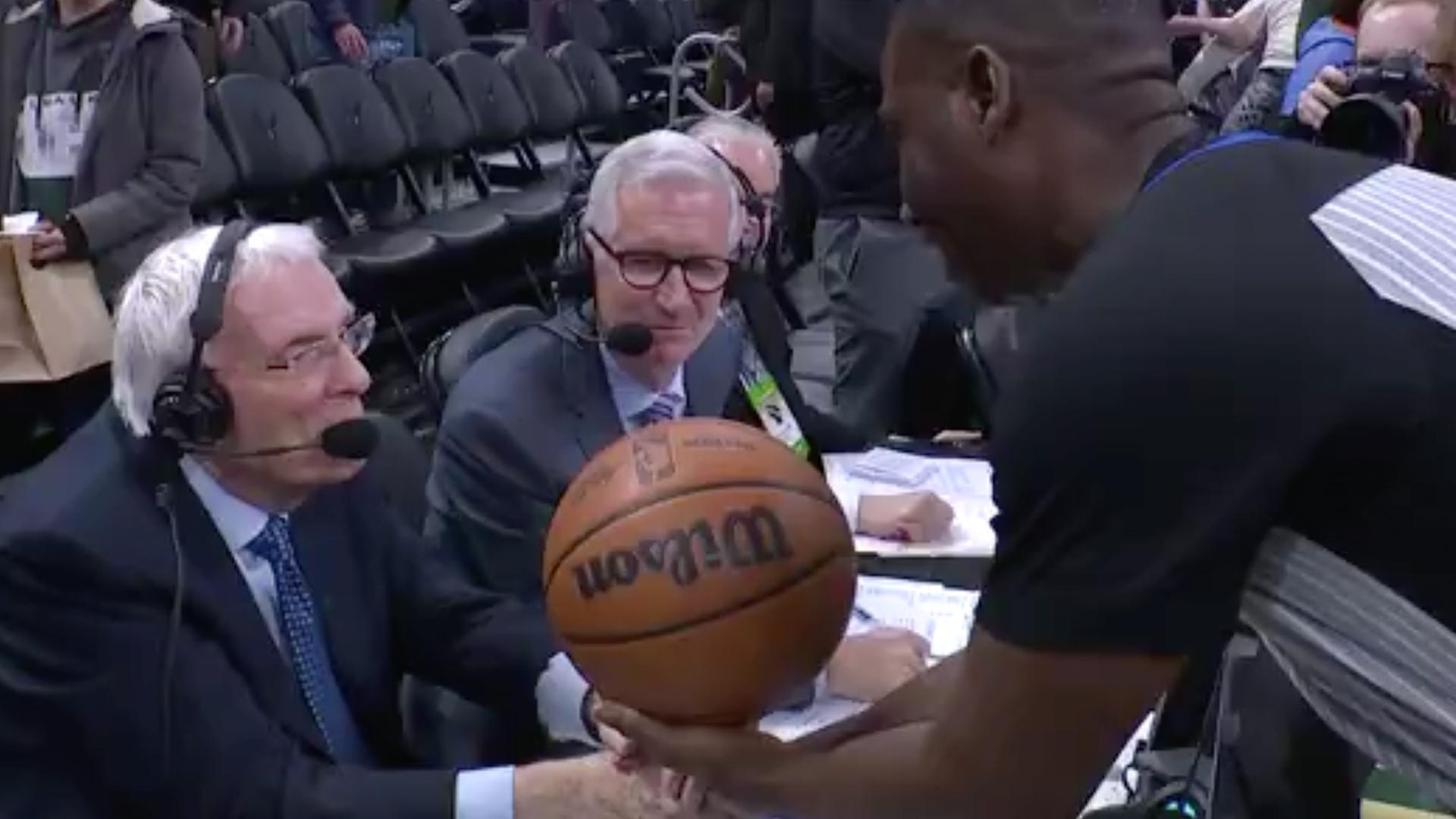 Hubie Brown gets a beautiful send-off in his final game