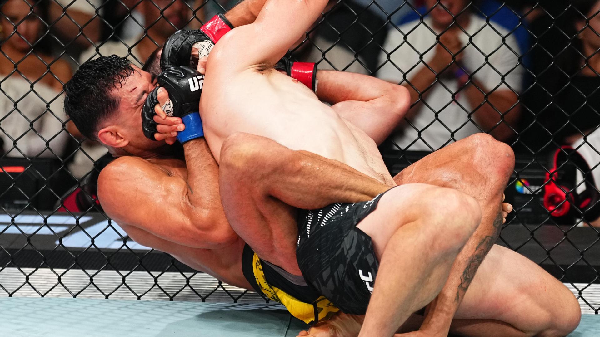 Gabriel Santos calls game with rear-naked choke