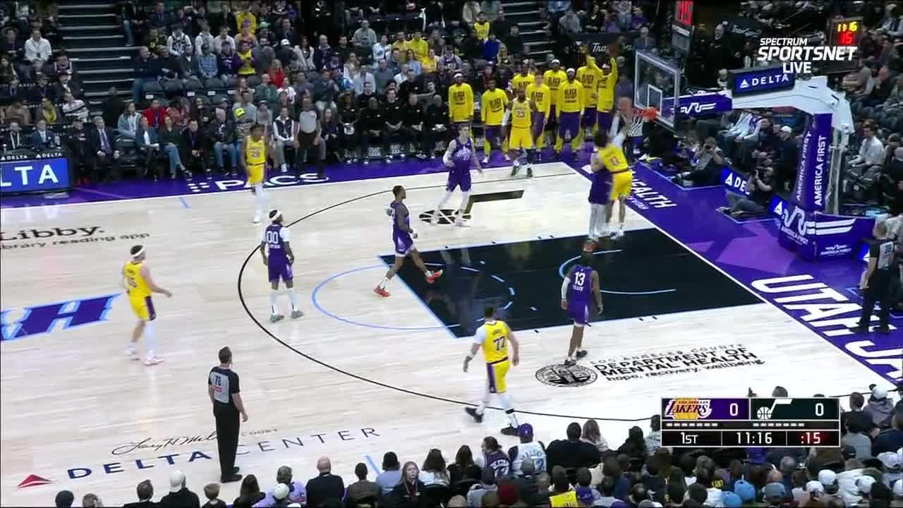 Jaxson Hayes starts game with posterizing slam for Lakers