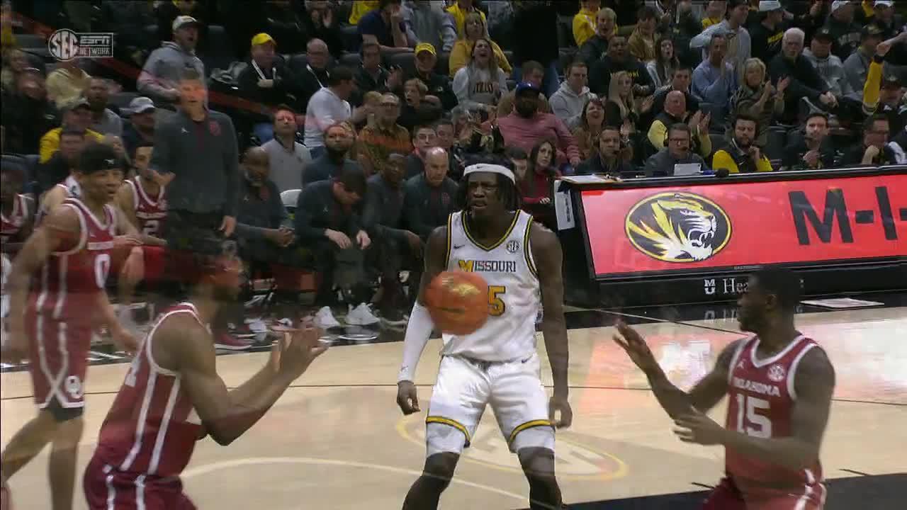 Mark Mitchell hauls in long pass, stares down defender after slam