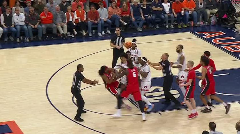 4 techs issued after tempers flare between Georgia and Auburn