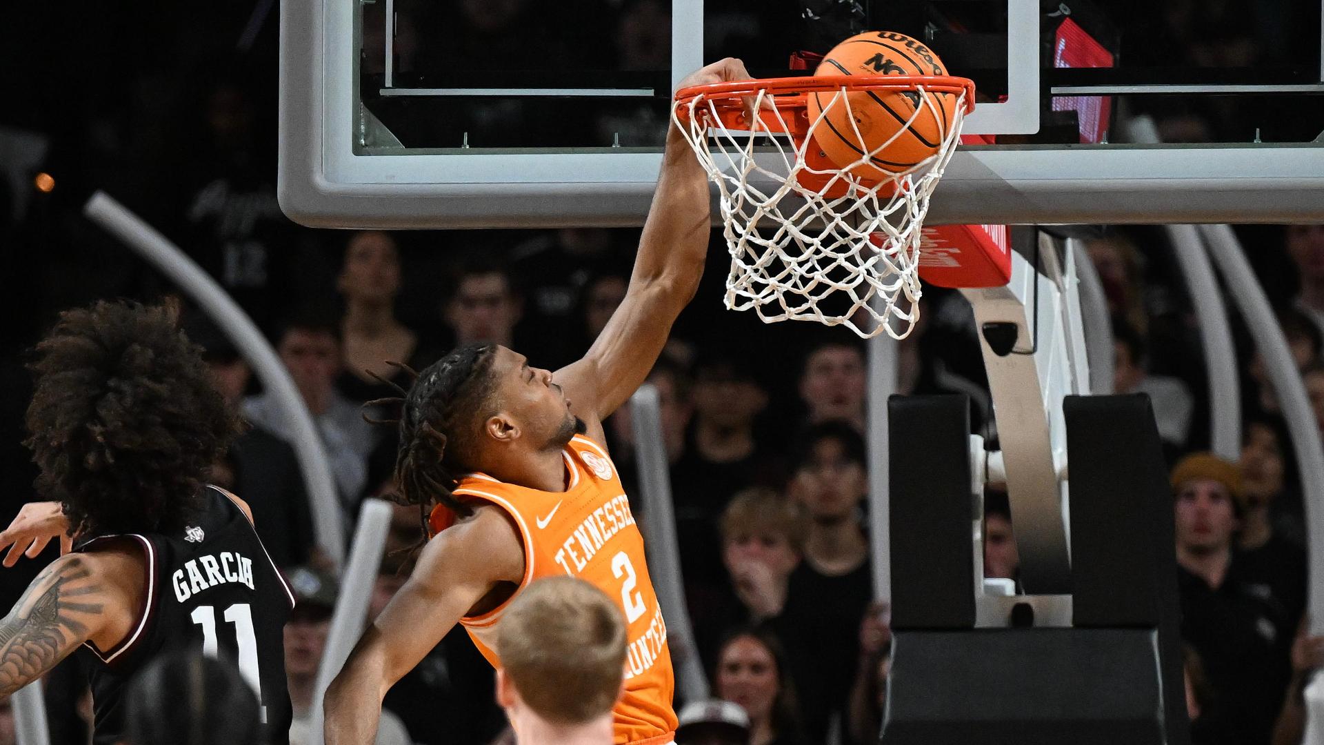 Chaz Lanier muscles in for an epic one-handed jam