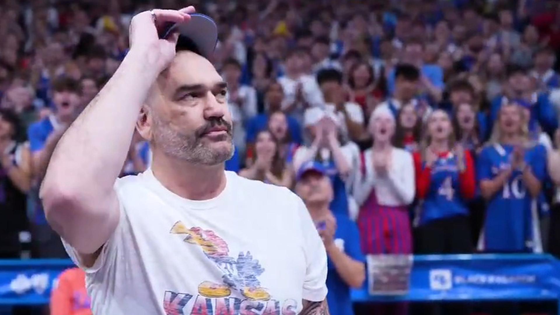 Scot Pollard receives standing ovation from Kansas faithful