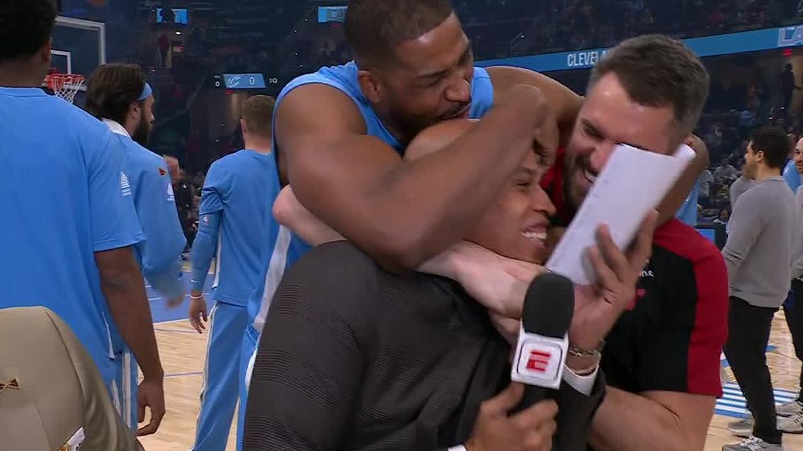Richard Jefferson gets bombarded by his old squadmates