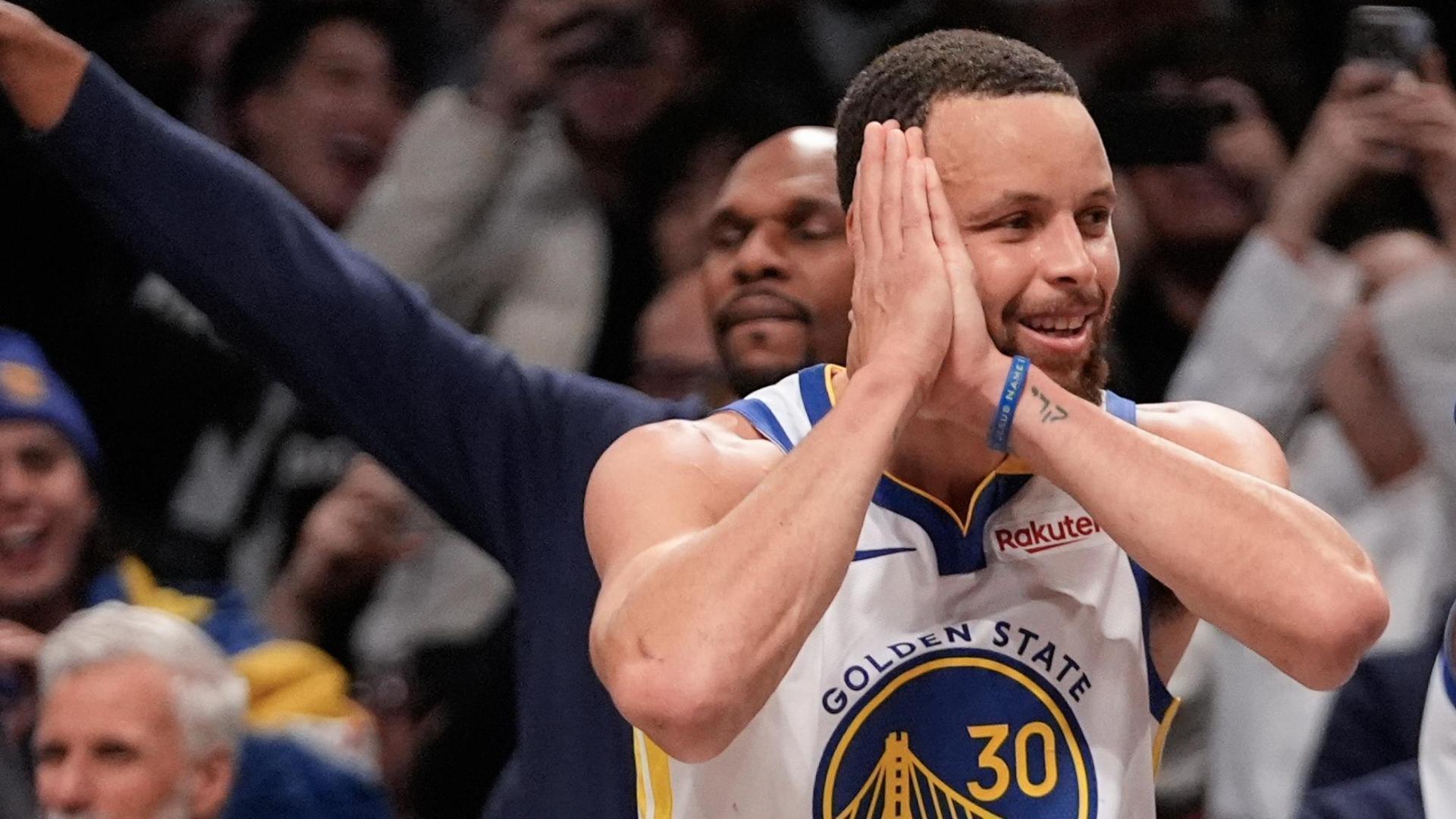 Steph Curry sinks triple and celebrates with night-night move