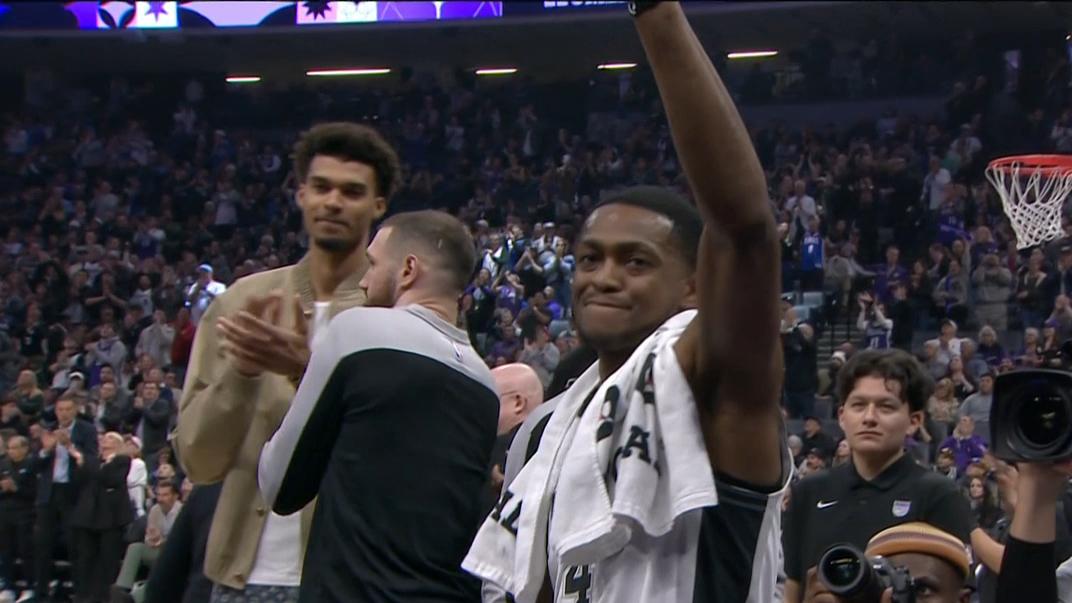 De'Aaron Fox receives a standing ovation in his return to Sacramento