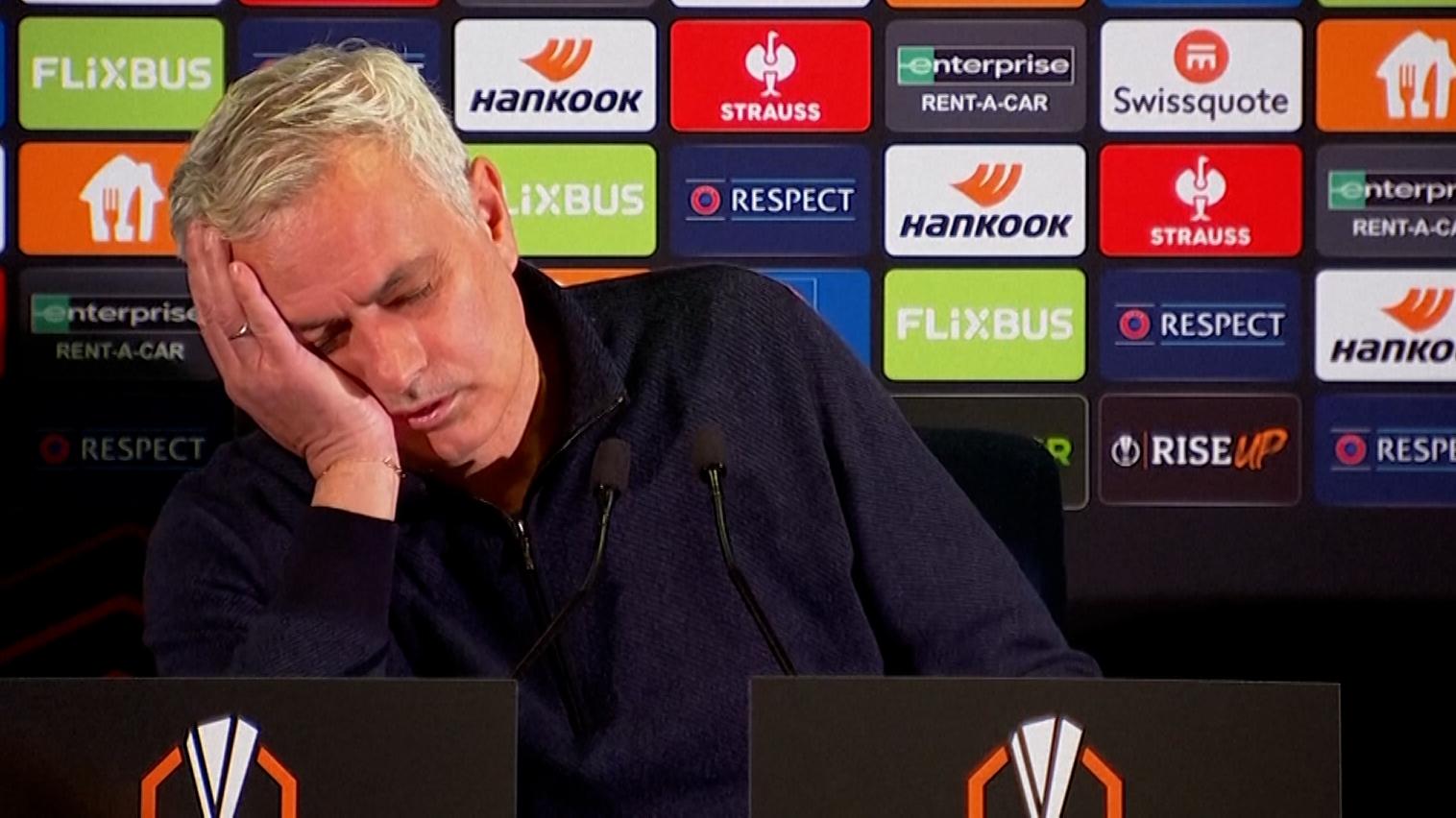 Mourinho pretends to fall asleep during a journalist's long question