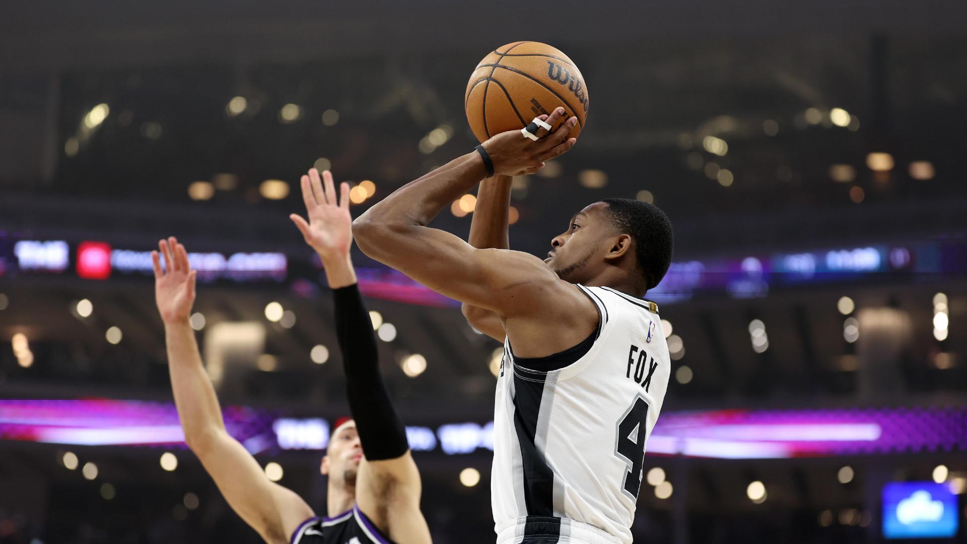 De'Aaron Fox knocks down his first shot against his former team