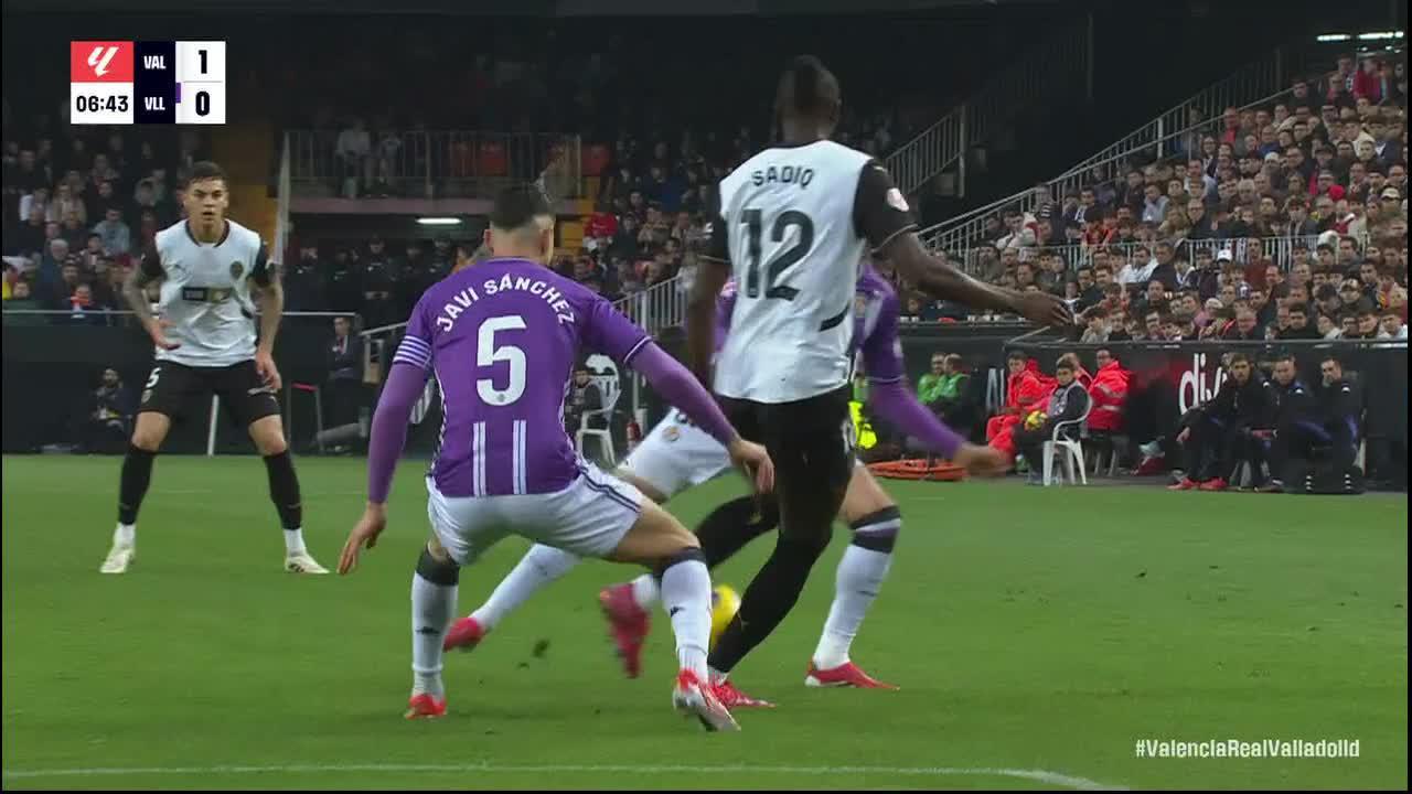 Diego López finds the back of the net for Valencia