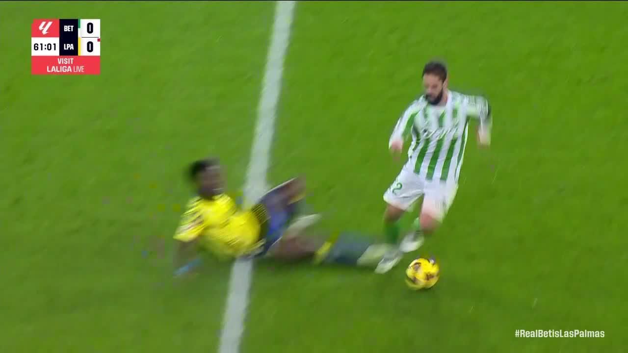 Dário Essugo receives a Red Cards vs. Real Betis