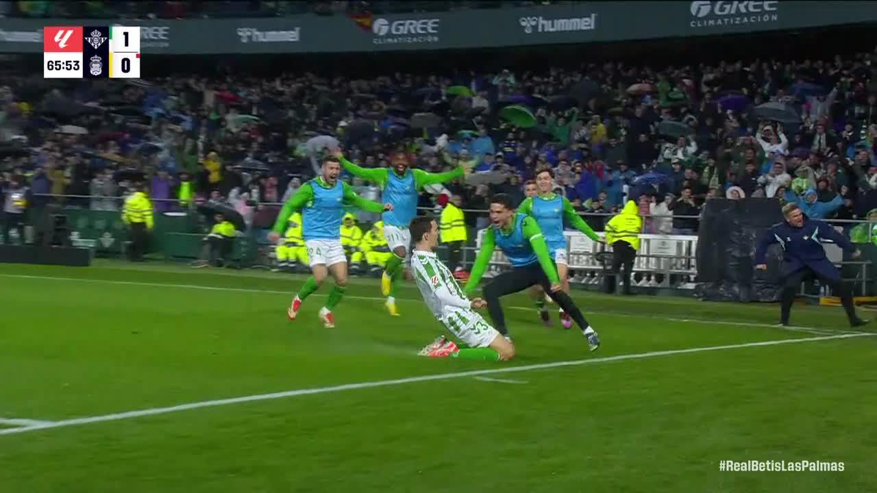 Diego Llorente scores goal for Real Betis