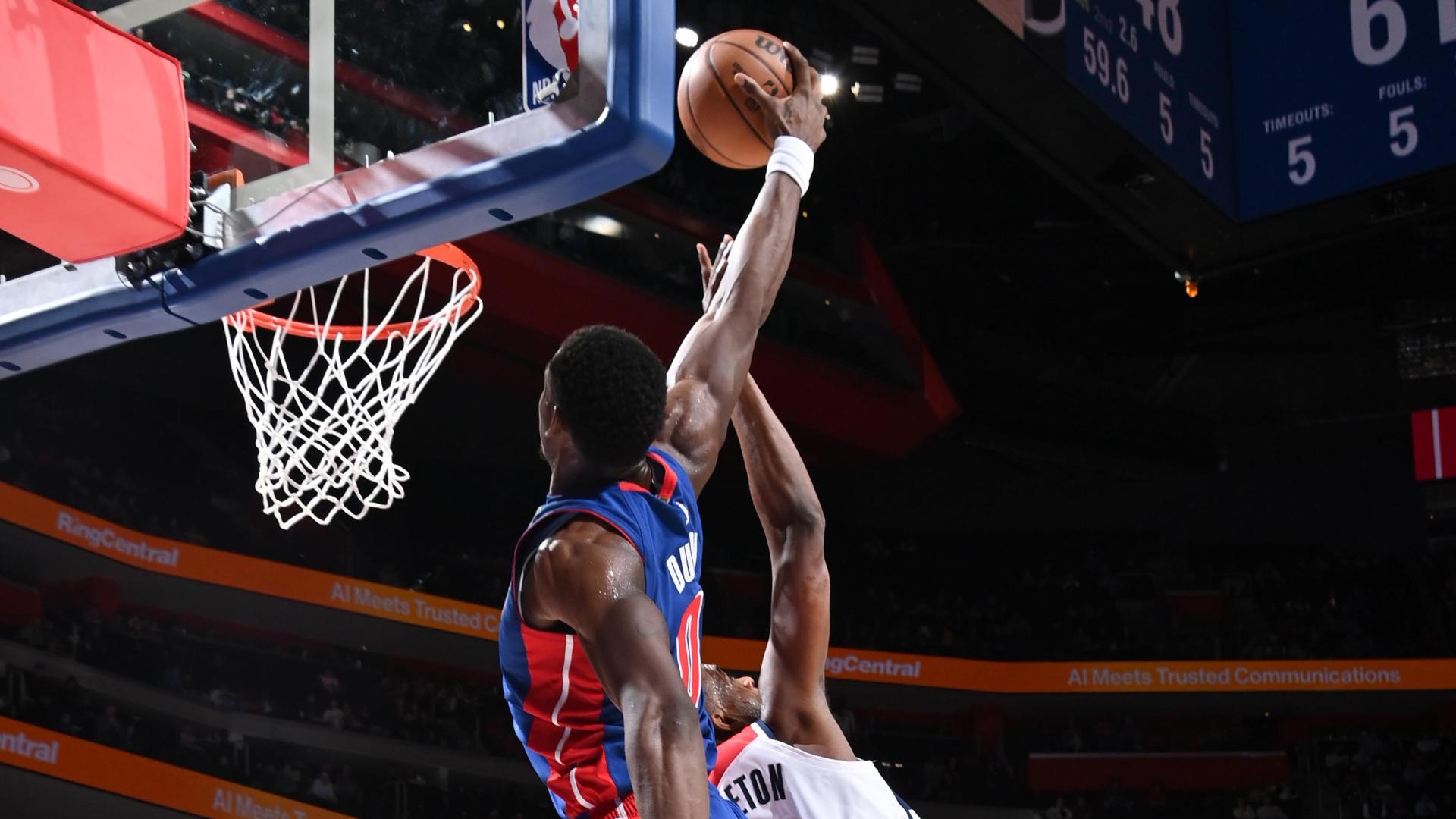 Jalen Duren skies for one-handed alley-oop