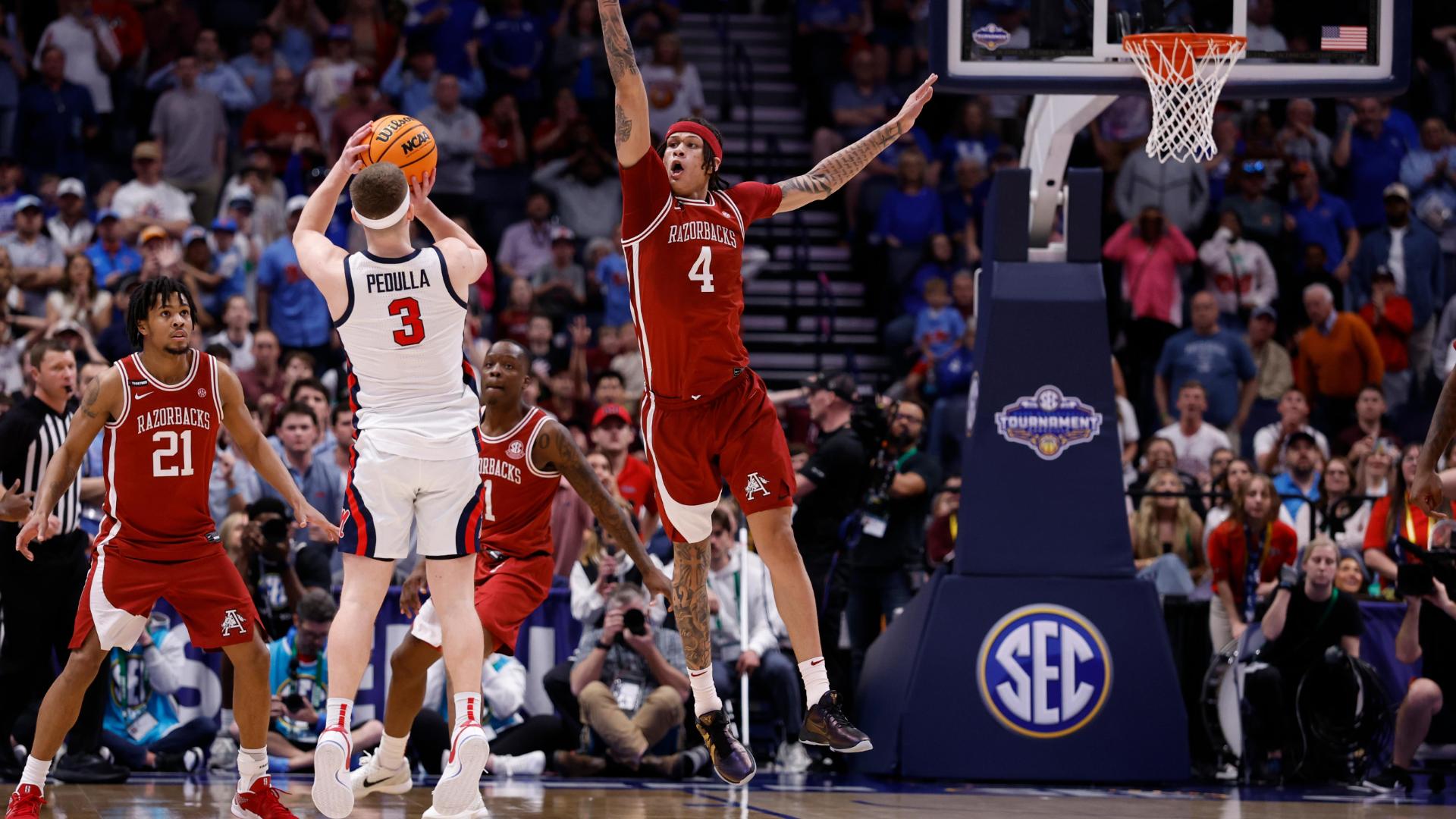 Sean Pedulla buries the game winner to beat Arkansas