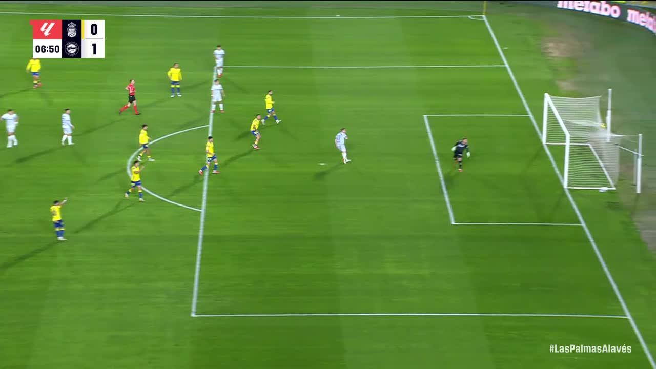 Toni Martínez finds the back of the net for Alavés