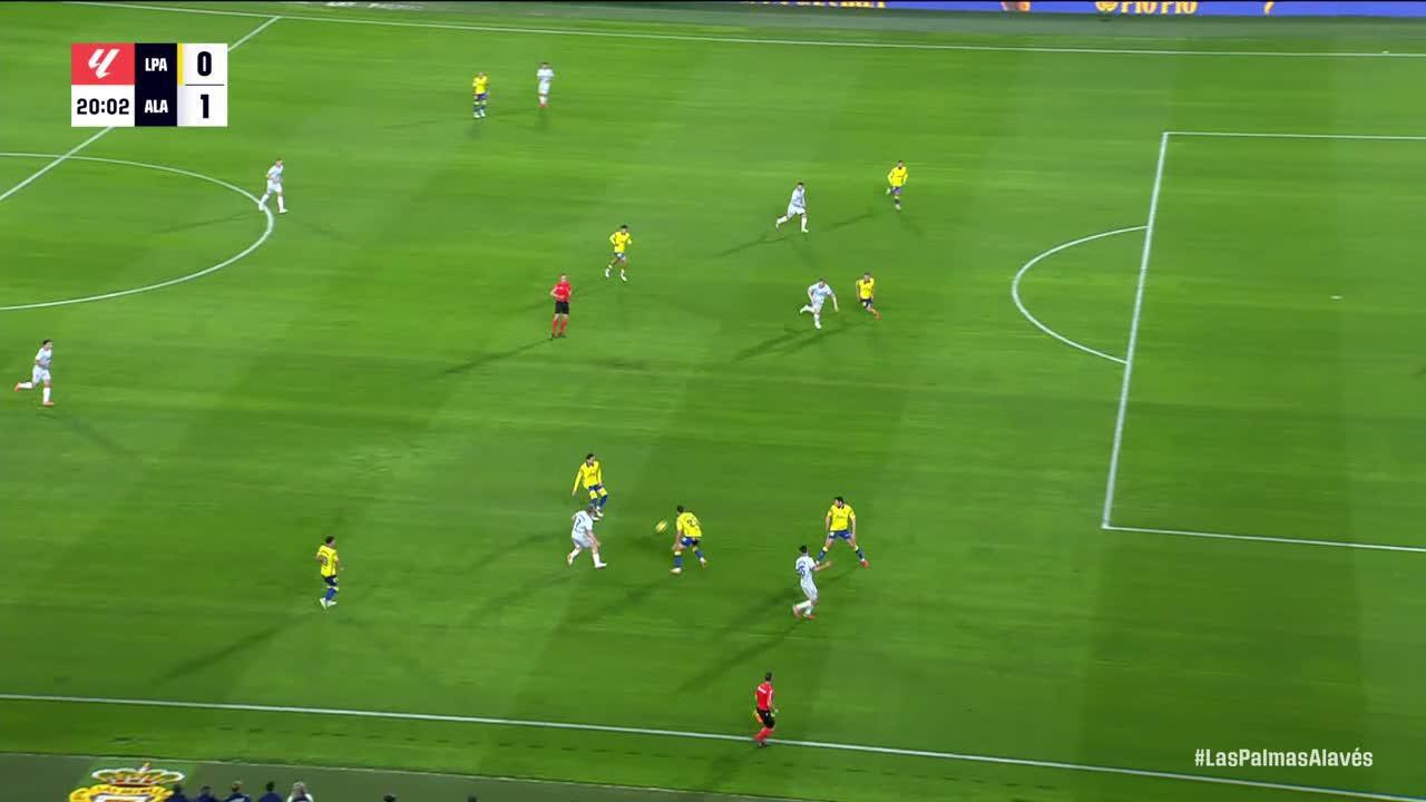Toni Martínez hits the woodwork