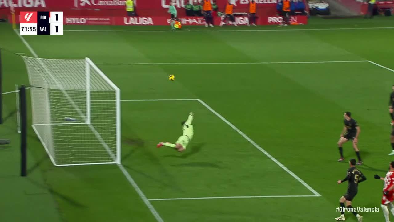 Giorgi Mamardashvili makes a great save