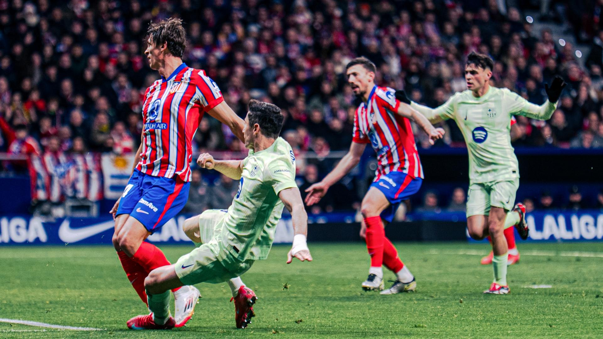 Lewandowski scores brilliant goal to give Barcelona hope vs. Atletico