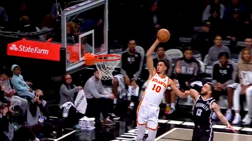 Zaccharie Risacher soars for one-handed alley-oop