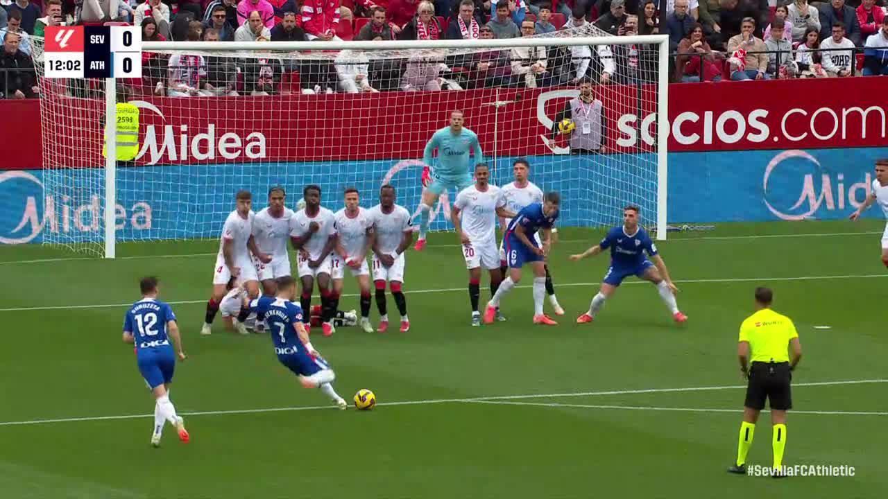 Álex Berenguer hits the frame