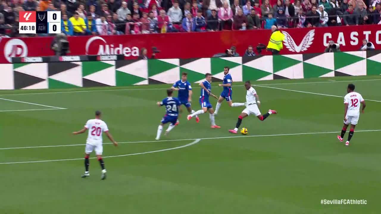 Unai Simón makes a great save