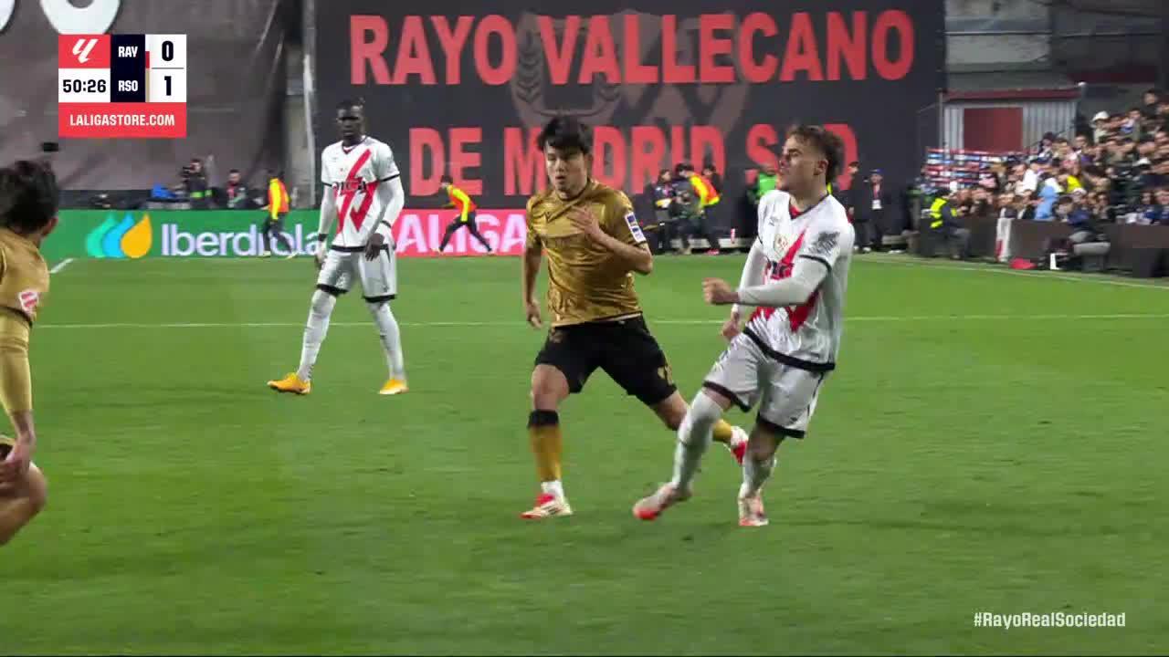 Álex Remiro makes a great save