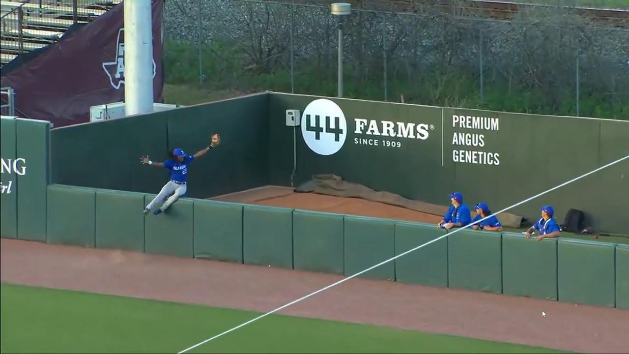 Texas A&M-CC outfielder defies belief with catch-of-the-year candidate