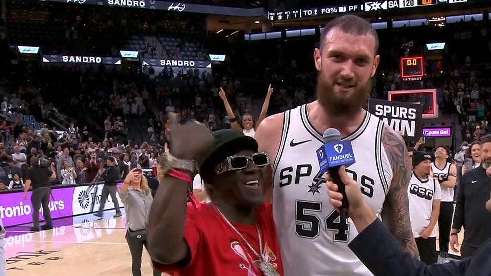 Flavor Flav crashes Mamukelashvili's postgame interview