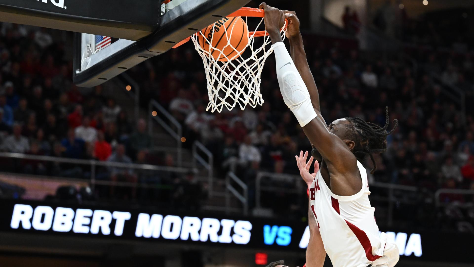 Clifford Omoruyi soars for a massive alley-oop poster for Alabama