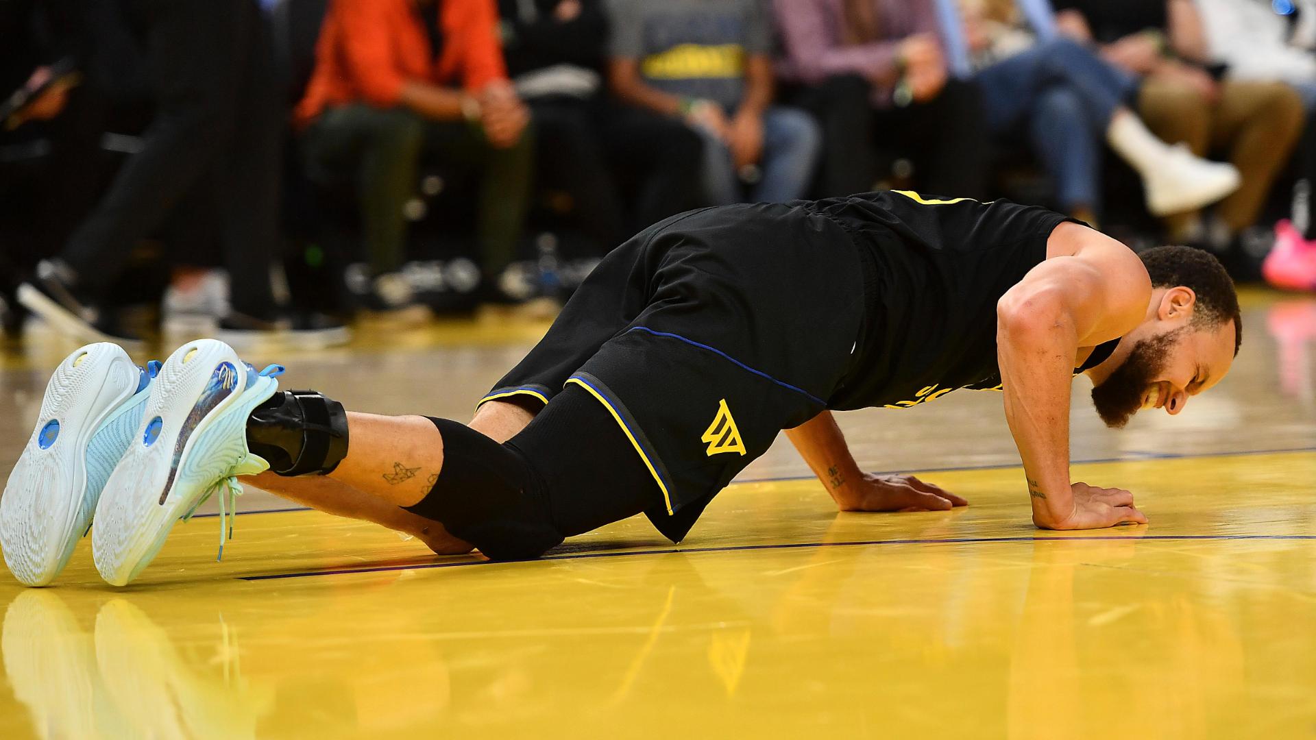 Steph Curry heads to locker room after taking a hard fall