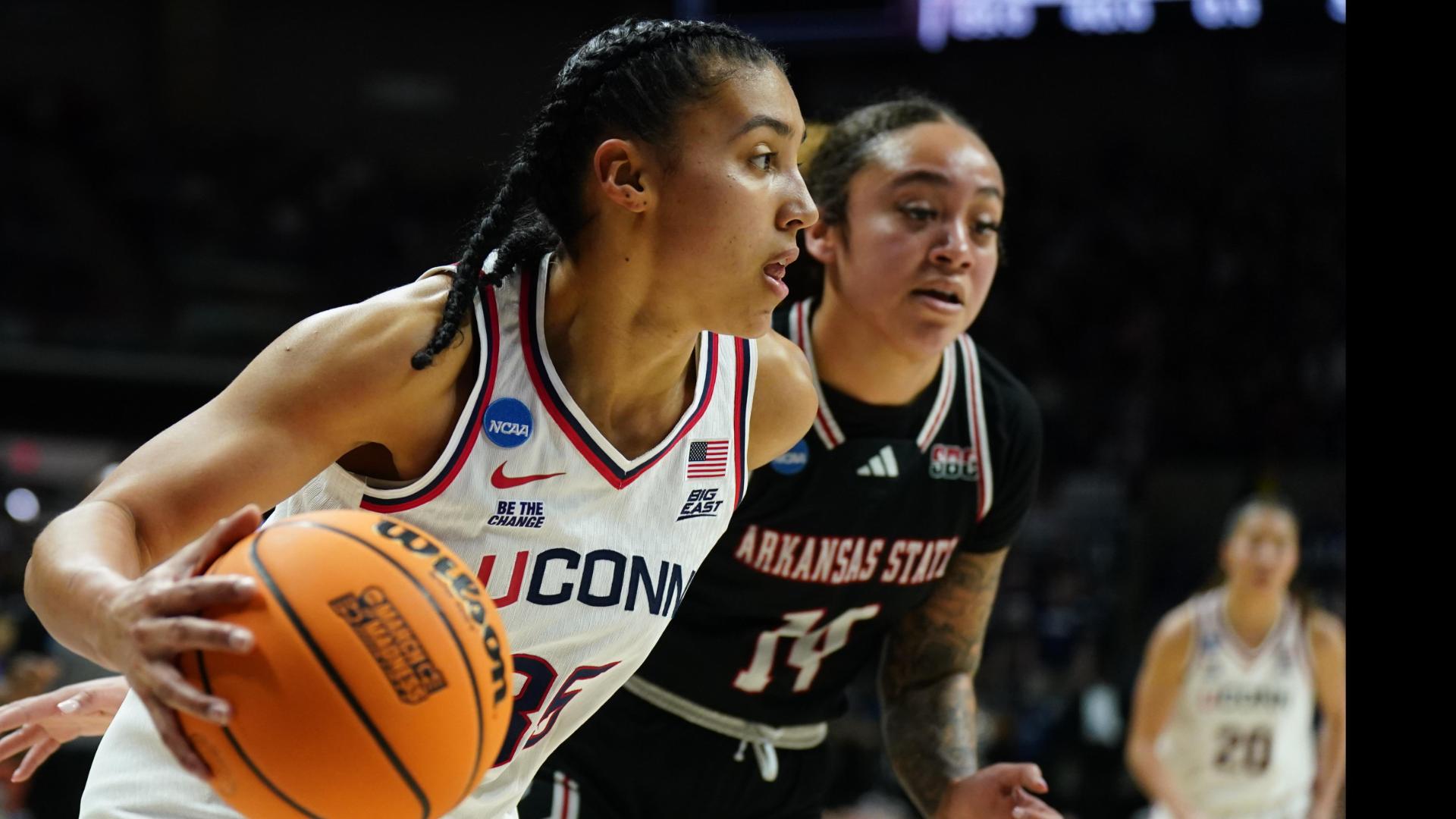 Azzi Fudd goes off for 21 points in UConn's dominant first half