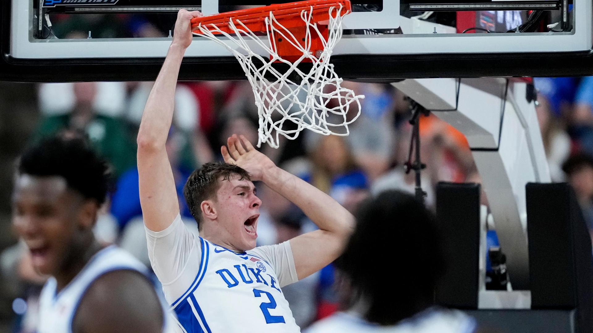 Cooper Flagg rocks the rim on this crowd-pleasing alley-oop