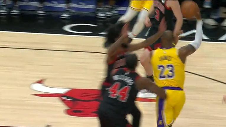 LeBron stuns with no-look dime for the Lakers
