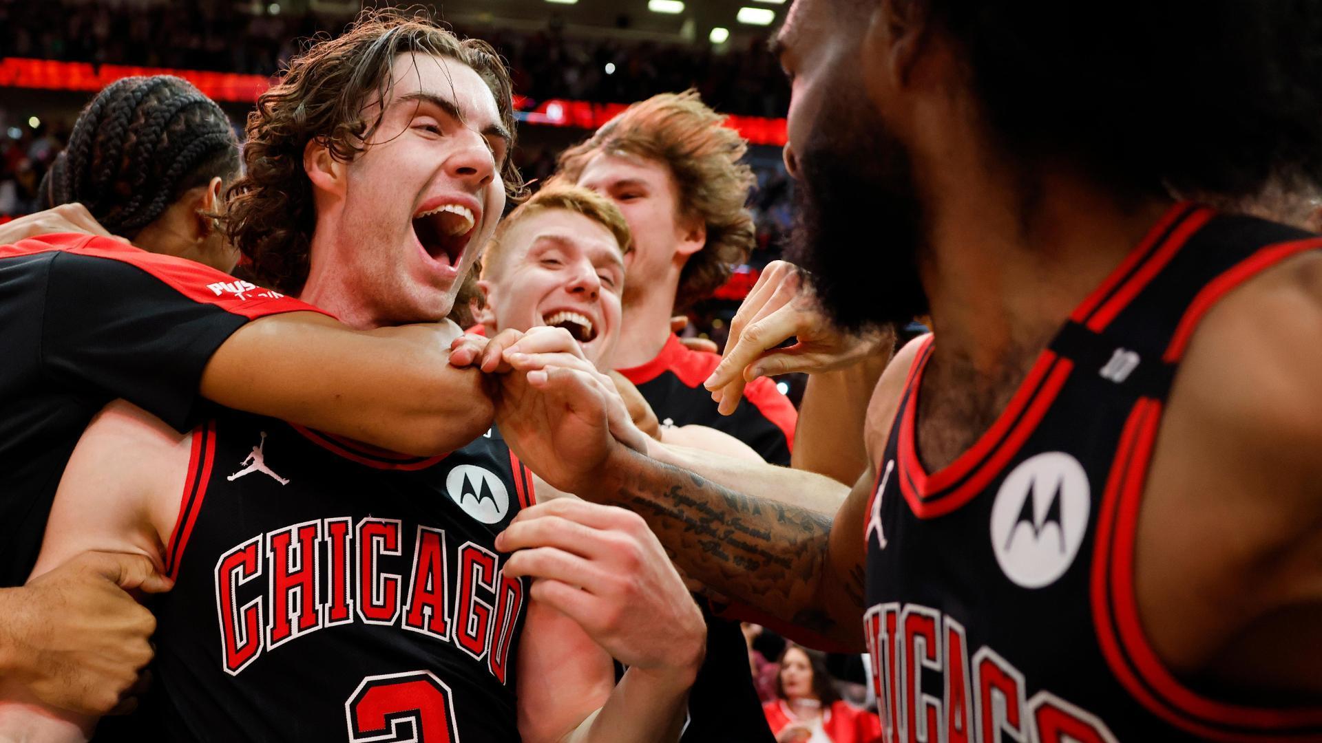Josh Giddey's half-court buzzer-beater wins it for Bulls over the Lakers