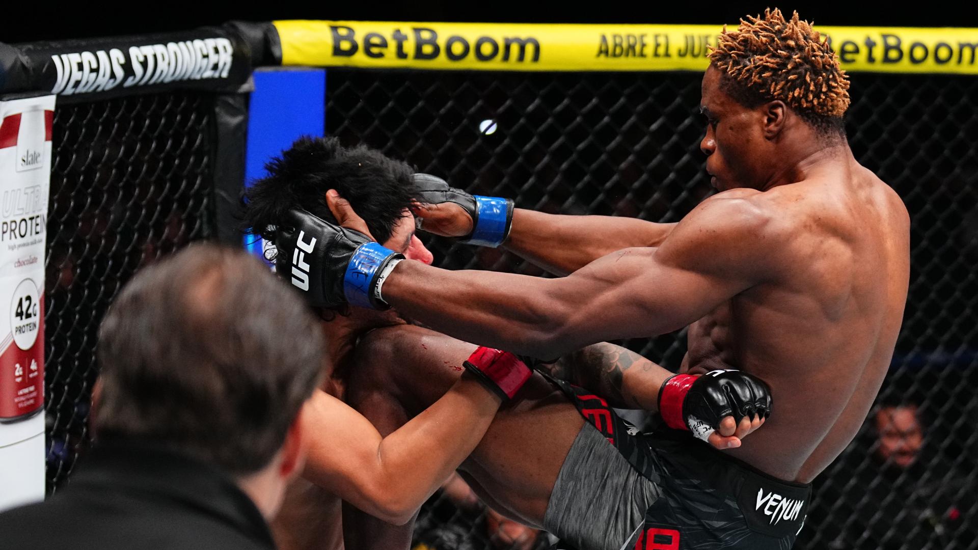 Jose Daniel Medina's taunting backfires as Ateba Gautier lands a huge knee