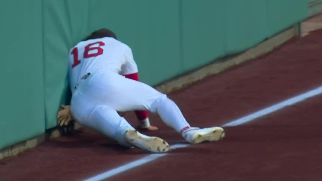 Jarren Duran puts his body on the line for this terrific catch