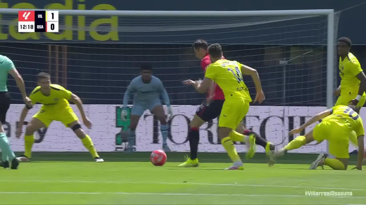 Luiz Júnior makes a great save
