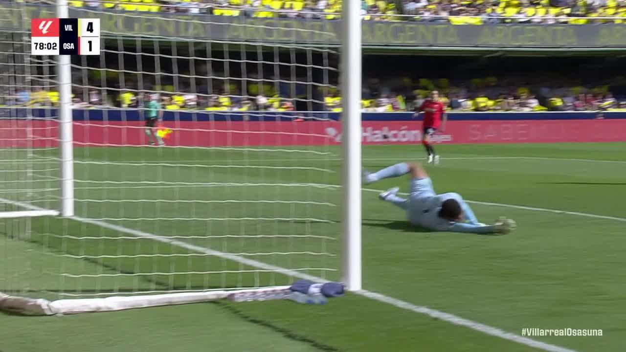 Luiz Júnior makes a great save