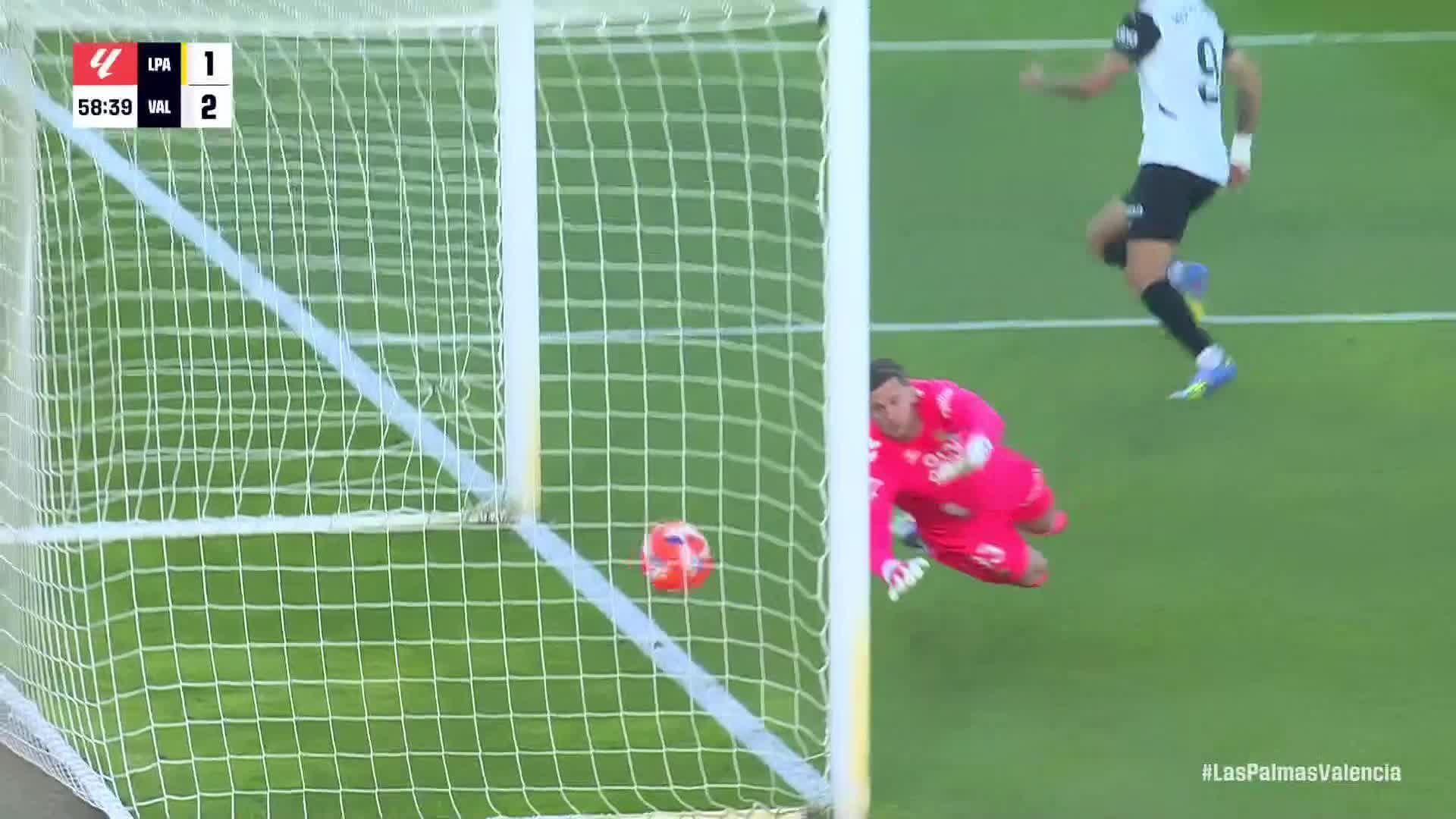 Hugo Duro finds the back of the net for Valencia