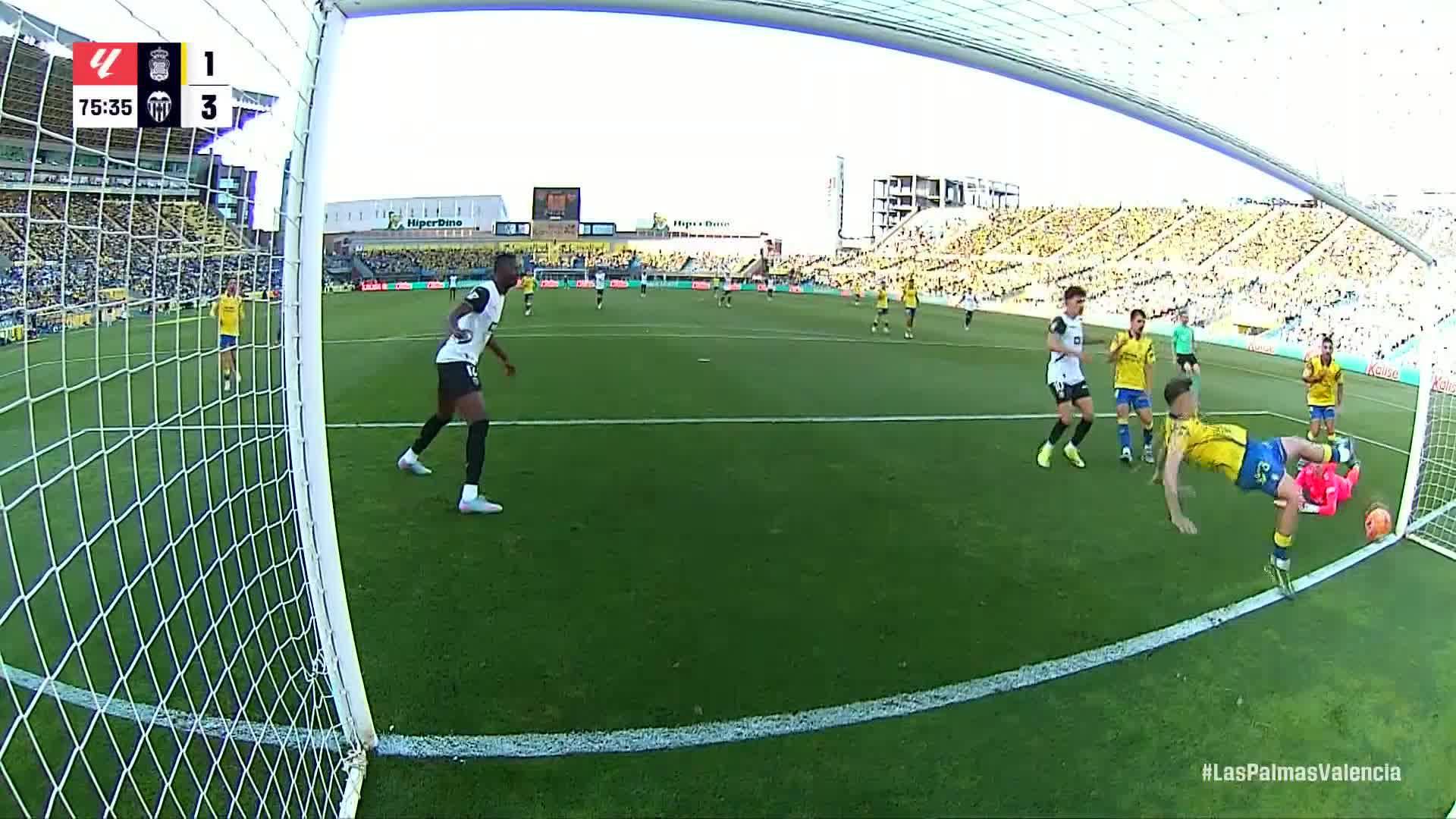 Alex Suárez scores own goal