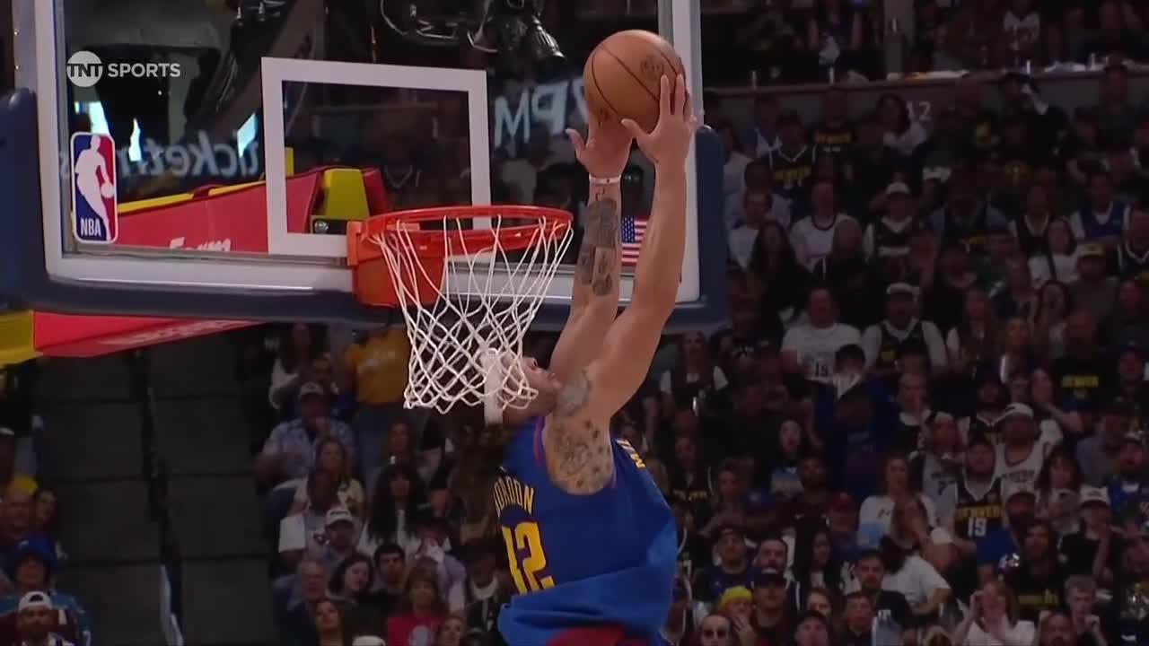 Aaron Gordon throws down a wild reverse alley-oop