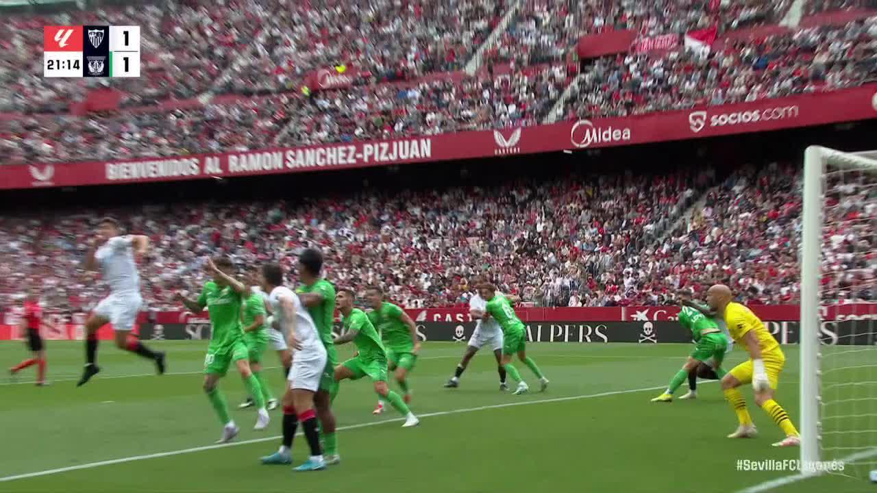Enrique Salas gets on the scoresheet for Sevilla