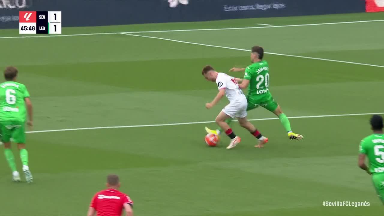 Marko Dmitrovic makes a great save