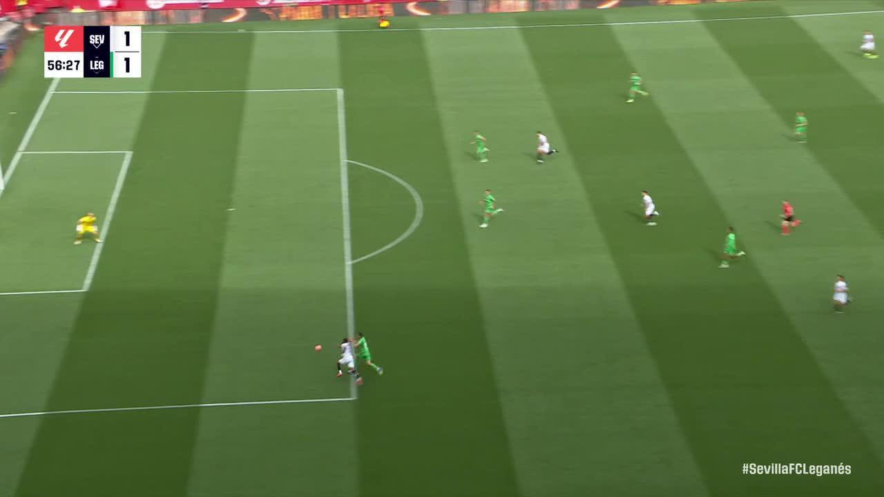 Marko Dmitrovic makes a great save