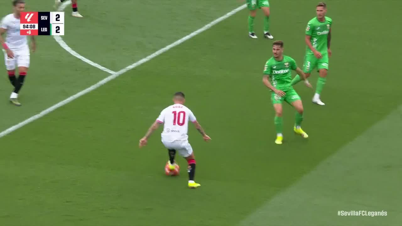 Marko Dmitrovic makes a great save