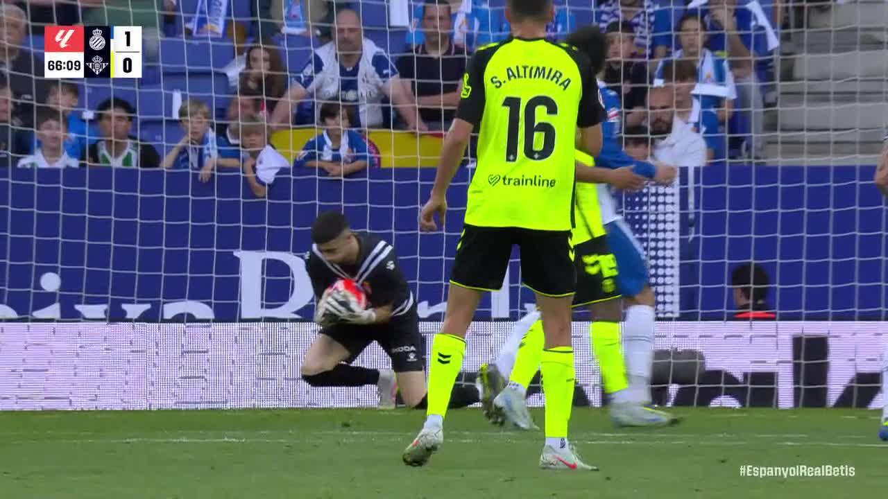 Joan Garcia makes a great save