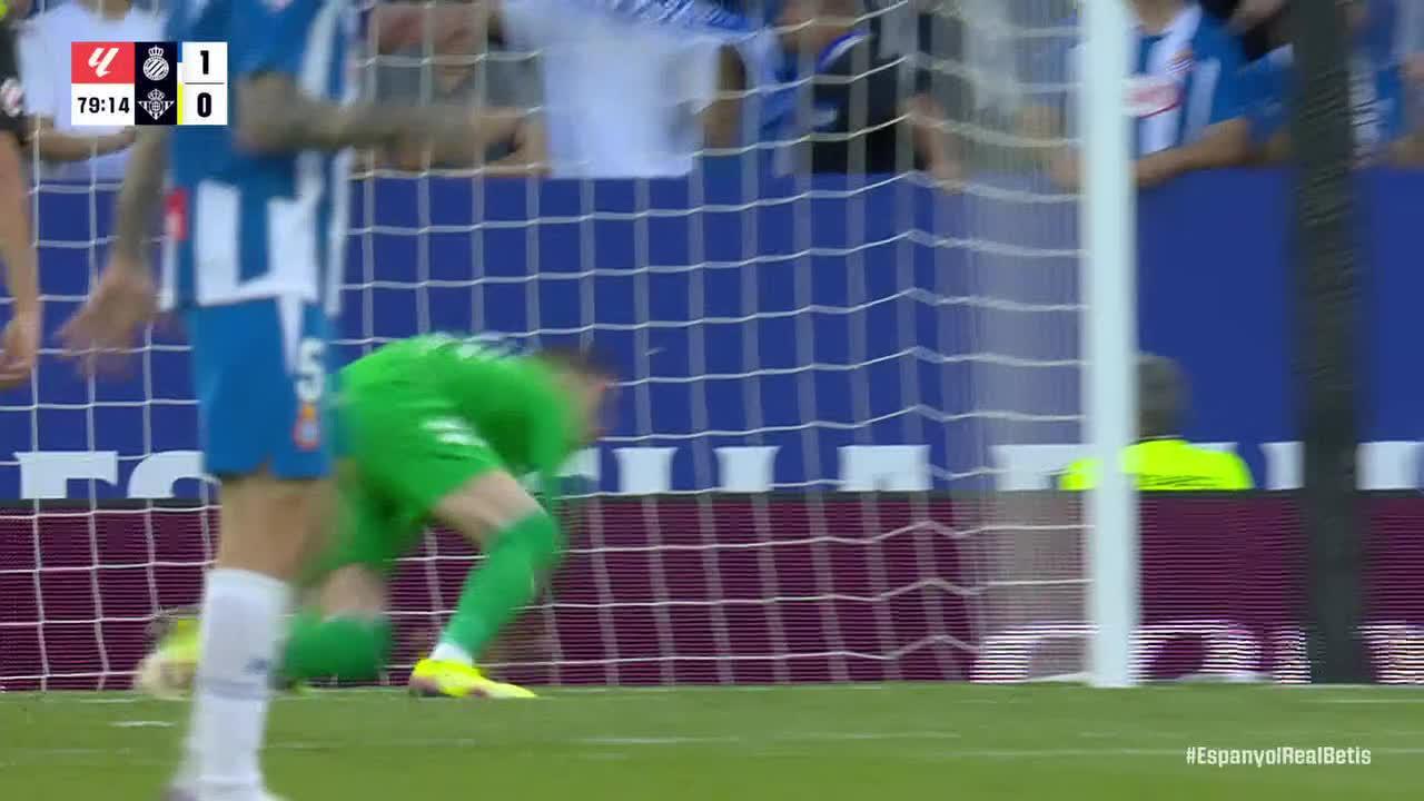 Adrián makes a great save