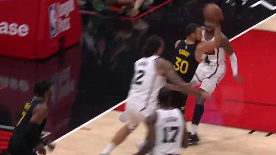 Curry's over-the-head pass finds Hield for a 3